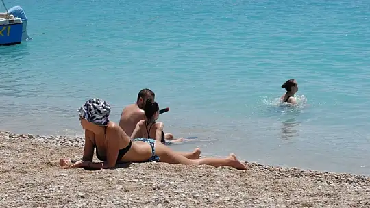 Turistler denizin tadını çıkardı