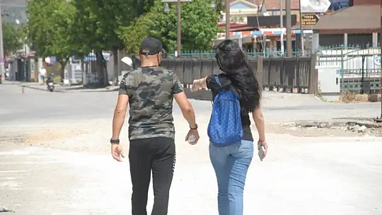 Turistler güneşin ve denizin tadını çıkarıyor 