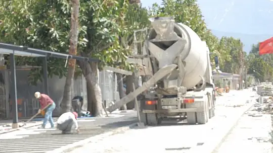 Turistler güneşin ve denizin tadını çıkarıyor 