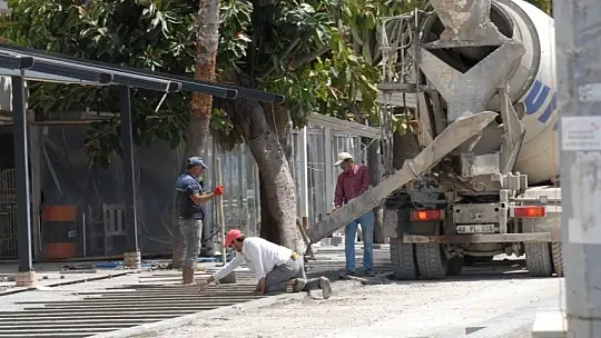 Turistler güneşin ve denizin tadını çıkarıyor 