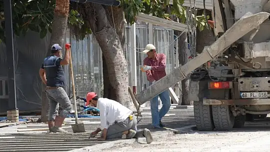 Turistler güneşin ve denizin tadını çıkarıyor 