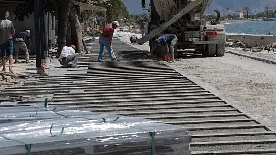 Turistler güneşin ve denizin tadını çıkarıyor 