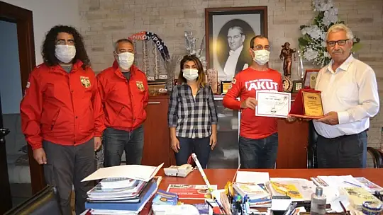 Destekleri için teşekkür plaketi takdim ettiler