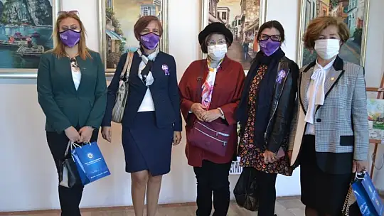 9 kadın ressamdan karma sergi