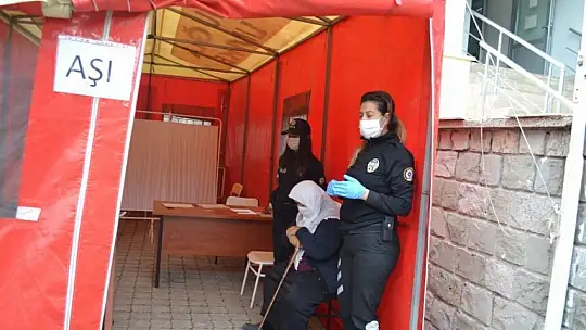 Aşı olamayan yaşlılar aşılanıyor