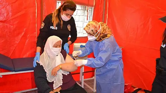 Aşı olamayan yaşlılar aşılanıyor