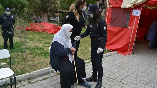 Aşı olamayan yaşlılar aşılanıyor