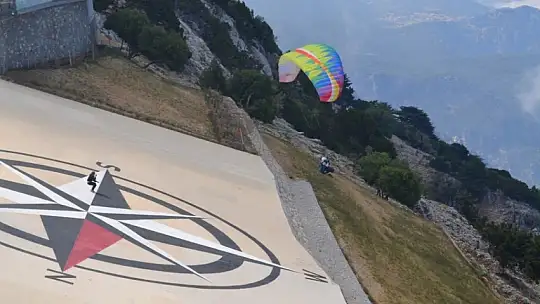 Sağlık çalışanları uçarak moral depoladı