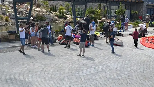 Sağlık çalışanları uçarak moral depoladı