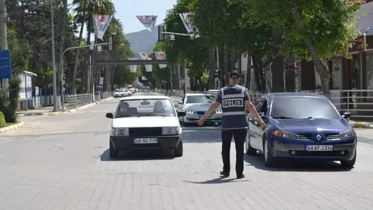 Muaflar dışarıda vatandaşlar evlerde