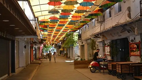 Muaflar dışarıda vatandaşlar evlerde