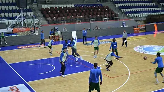 Dernek üyeleri basketbol takımını antrenmanda ziyaret ettiler