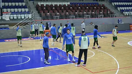 Dernek üyeleri basketbol takımını antrenmanda ziyaret ettiler