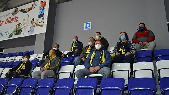 Dernek üyeleri basketbol takımını antrenmanda ziyaret ettiler