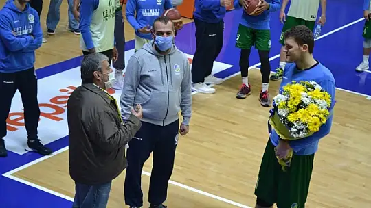 Dernek üyeleri basketbol takımını antrenmanda ziyaret ettiler