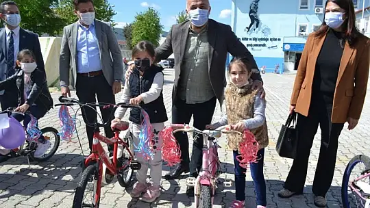 Muhtar Küçük, bisikletsiz çocuk bırakmayacak