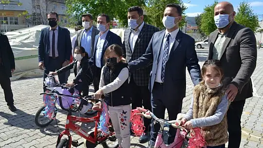 Muhtar Küçük, bisikletsiz çocuk bırakmayacak