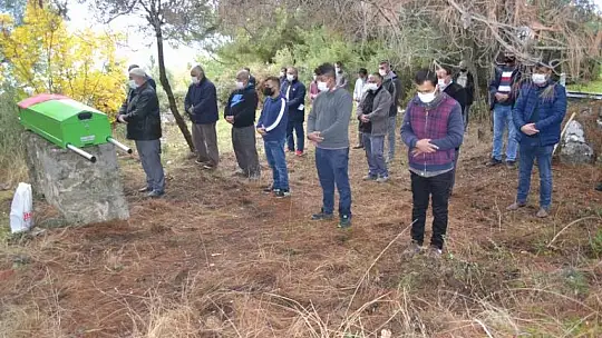 Bıçakla öldürülen anne toprağa verildi