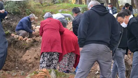 Bıçakla öldürülen anne toprağa verildi
