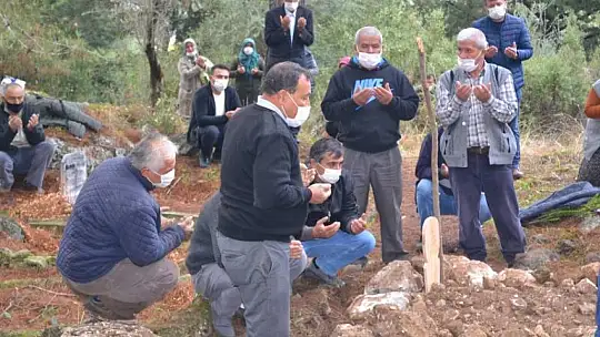 Bıçakla öldürülen anne toprağa verildi
