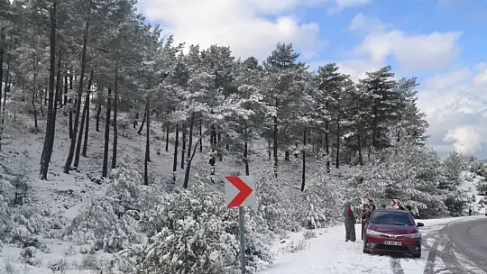 Fethiye ve Seydikemer'in yüksek kesimlerinde kar yağışı etkili oldu 