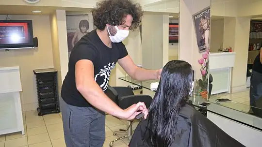 Bebeği için saçlarını bağışladı