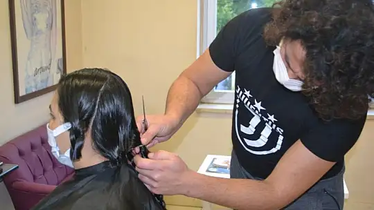 Bebeği için saçlarını bağışladı