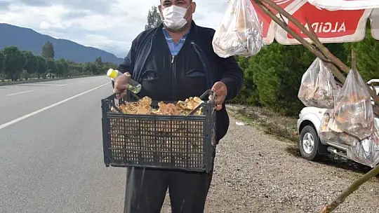 Çıntar mantarını hem satıyor hem de hediye ediyor
