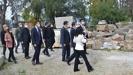 Vali Tavlı antik tiyatro hakkında bilgiler aldı 