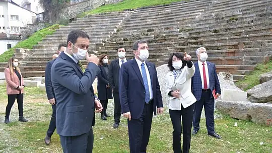 Vali Tavlı antik tiyatro hakkında bilgiler aldı 