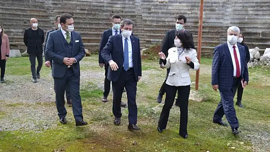 Vali Tavlı antik tiyatro hakkında bilgiler aldı 