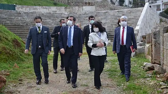 Vali Tavlı antik tiyatro hakkında bilgiler aldı 