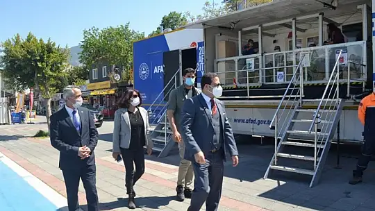 Kaymakam Eyüp Fırat deprem tırını ziyaret etti 