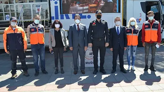 Kaymakam Eyüp Fırat deprem tırını ziyaret etti 