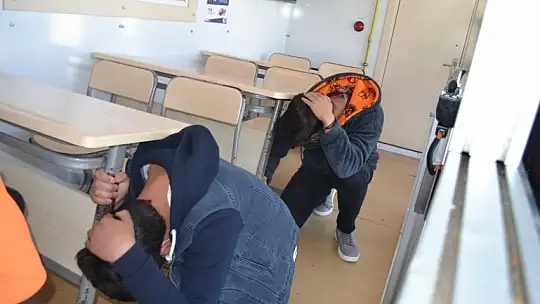 Kaymakam Eyüp Fırat deprem tırını ziyaret etti 