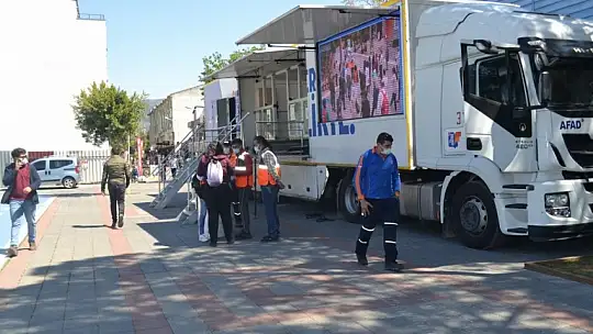 Kaymakam Eyüp Fırat deprem tırını ziyaret etti 