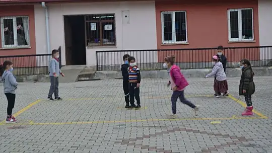 Okullarda bayram sevinci yaşanıyor