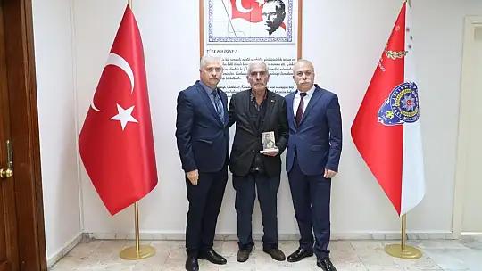 Emniyet Müdüründen Anlamlı Hediye