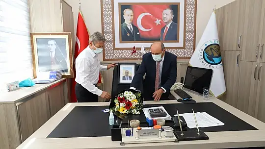 Babacan'ın masasına karanfiller bırakılarak dua edildi