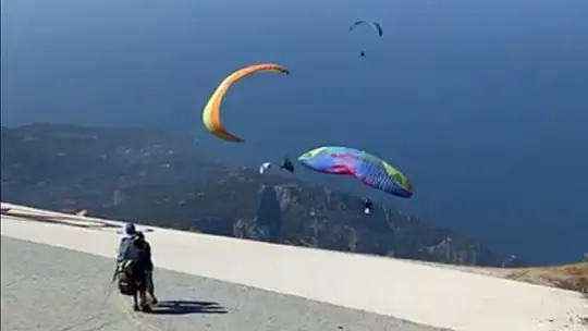 Fethiye'de paraşütler birbirine dolaştı: 4 yaralı