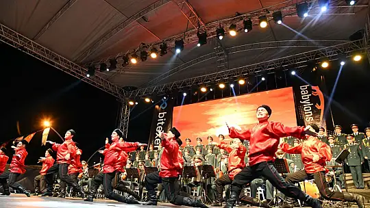 Haluk Levent ve Kızılordu Korosu, Fethiye'de Cumhuriyet marşlarını seslendirdi