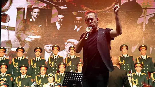 Haluk Levent ve Kızılordu Korosu, Fethiye'de Cumhuriyet marşlarını seslendirdi