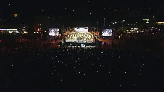 Haluk Levent ve Kızılordu Korosu, Fethiye'de Cumhuriyet marşlarını seslendirdi