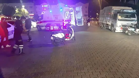 Kurye genç kıza çarptı, 2 yaralı