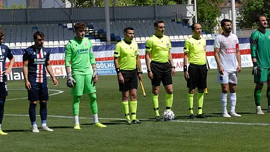 Annesini toprağa verdi maça koştu