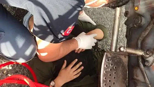 Traktör Altında Kalan Şahsı İtfaiye Kurtardı