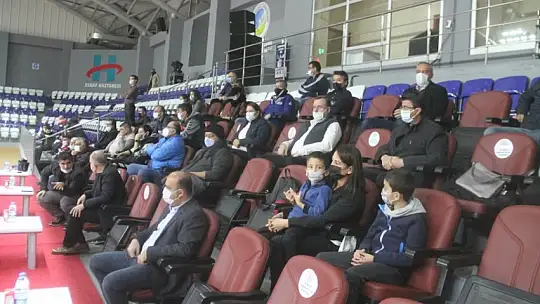 Fethiye'nin Sultanları güçlü rakibine set vermedi