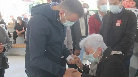 Son yolculuğuna türküleri ile uğurlandı