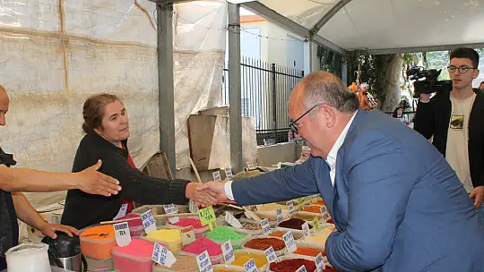 Aday Demir, pazar esnafıyla buluştu