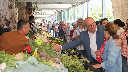 Aday Demir, pazar esnafıyla buluştu